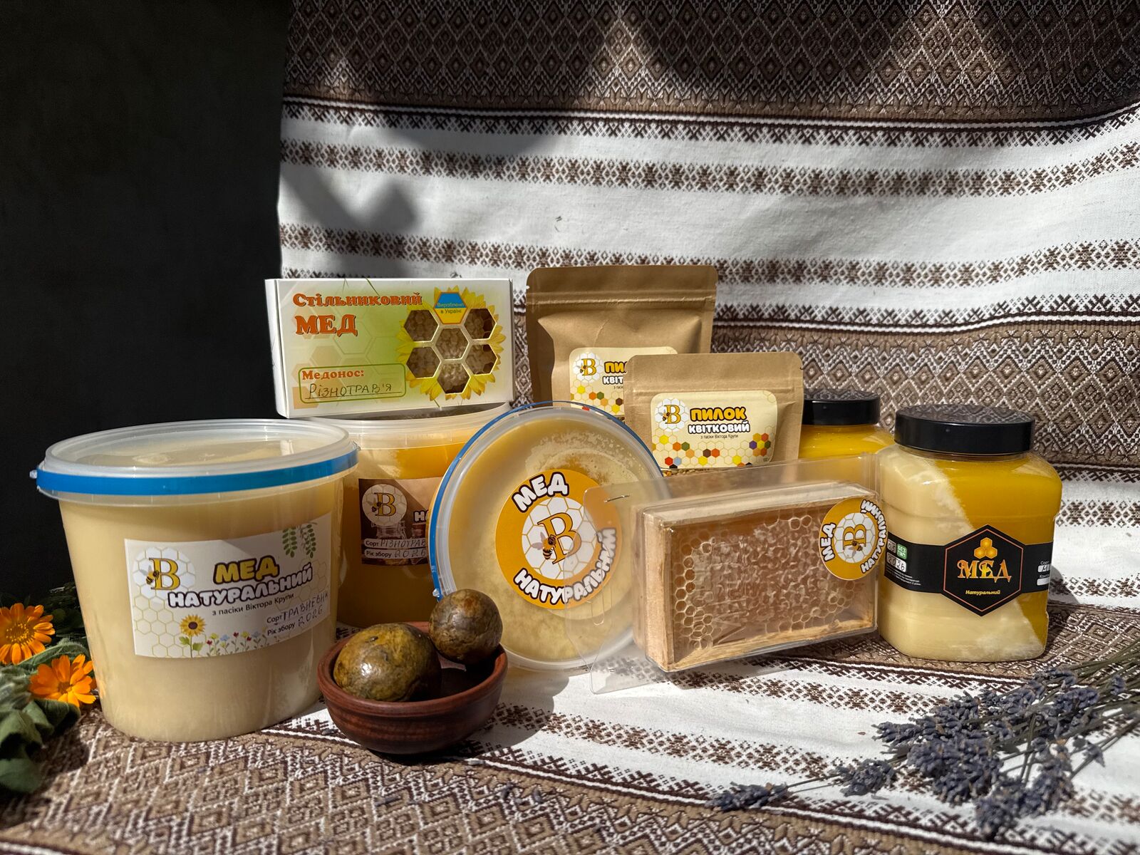 Уся продукція пасіки KruBee: мед, стільники, пилок